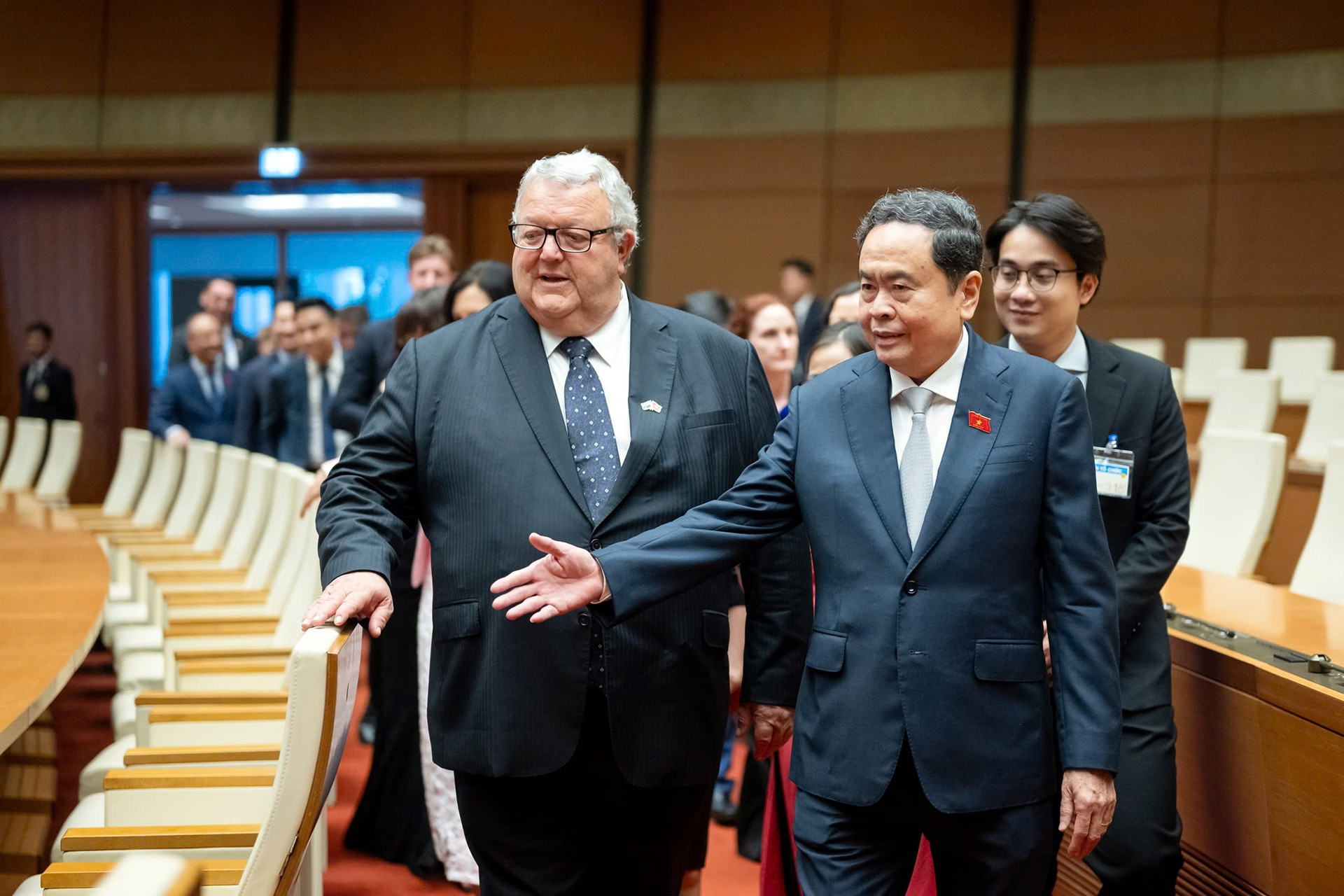 Chủ tịch Quốc hội New Zealand tham quan hội trường Diên Hồng, xem cổ vật