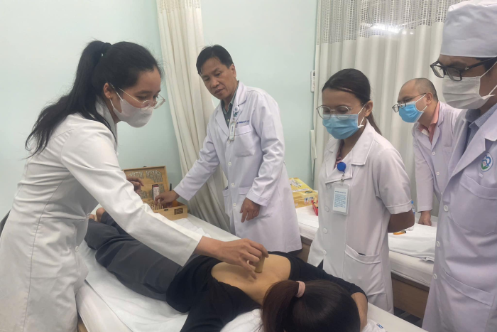 Chưa 30 tuổi nhưng cột sống như người già