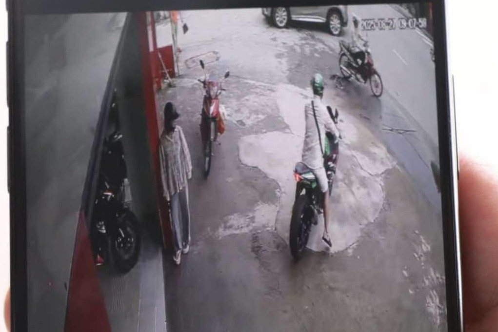 Cùng đi xem xe, người đàn ông bỏ lại bạn gái rồi lấy xe máy phóng mất hút