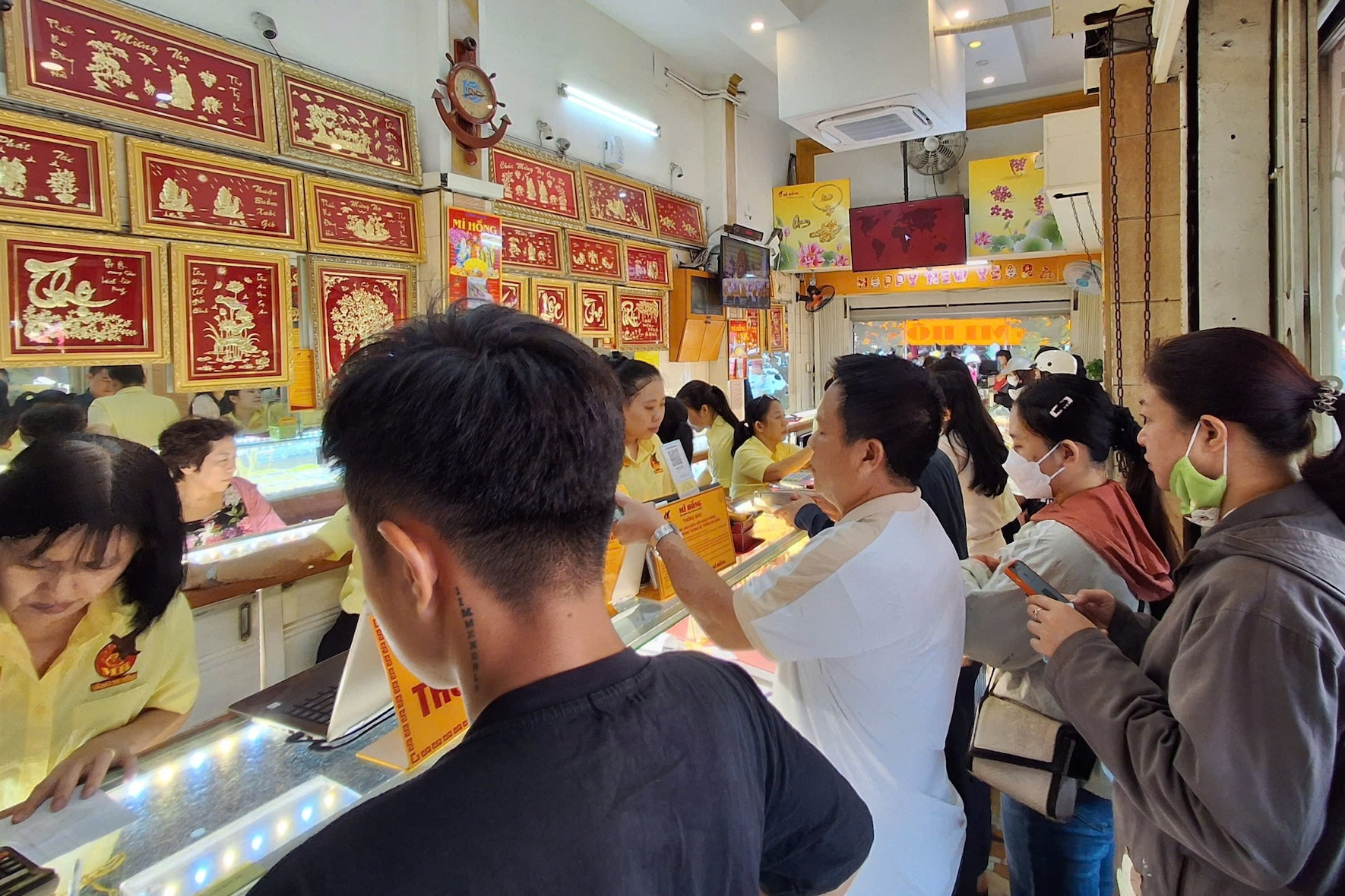 Dân đổ xô đi mua vàng, cửa hàng ở TPHCM phải 'chặn' bớt người xếp hàng