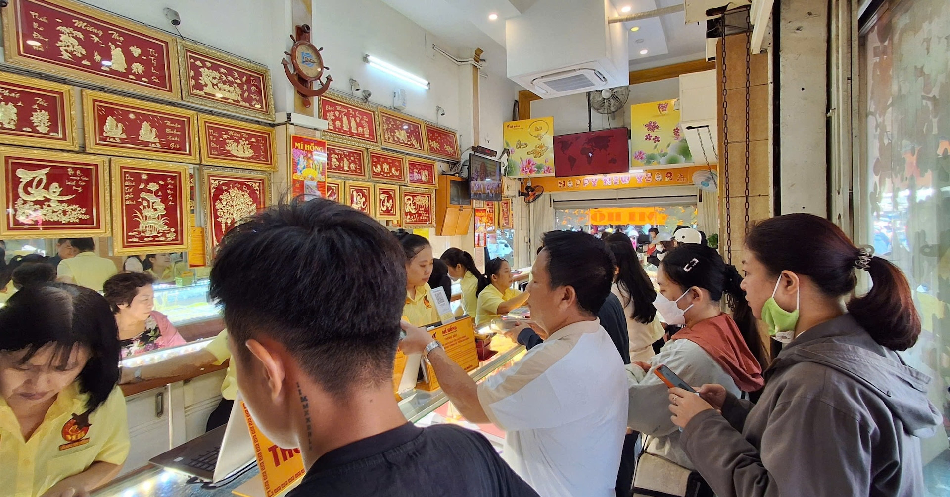 Dân đổ xô đi mua vàng, cửa hàng ở TPHCM phải &amp;apos;chặn&amp;apos; bớt người xếp hàng