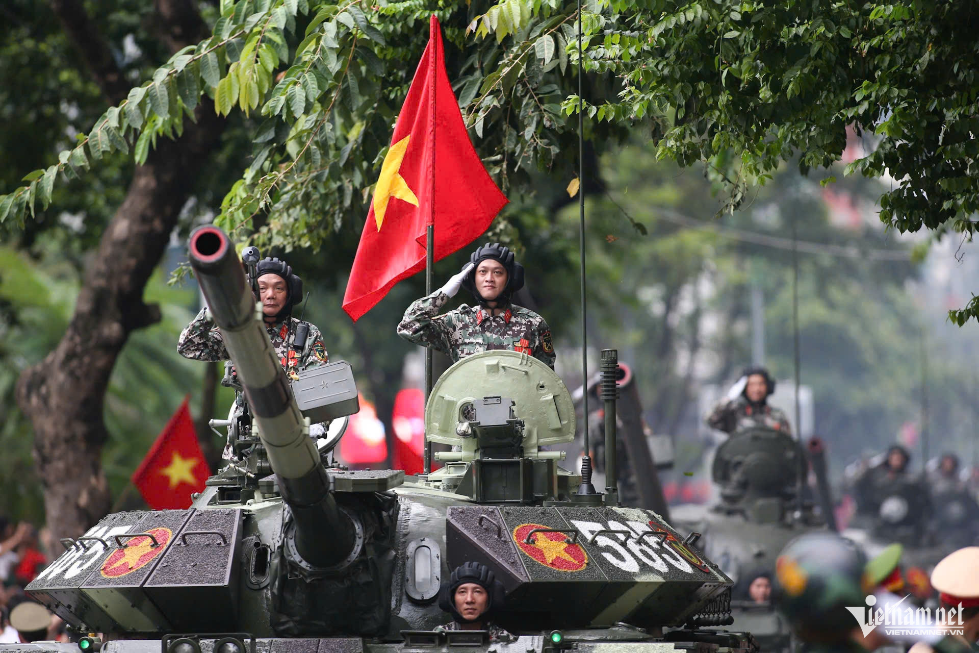 dan xe tang xe thiet giap khi the hanh quan tren duong pho ha noi 2867.jpg