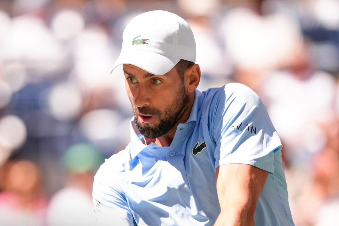 Djokovic thoát hiểm, cân bằng kỷ lục của Federer