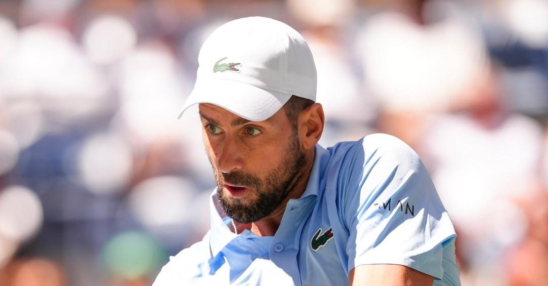 Djokovic thoát hiểm, cân bằng kỷ lục của Federer
