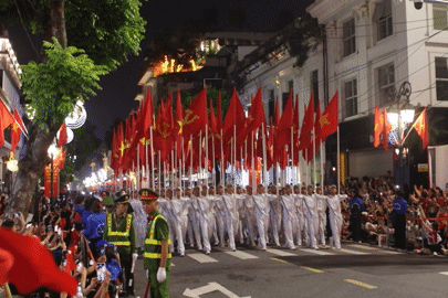 Gom rác sau sơ duyệt diễu binh, giới trẻ nhắc nhau yêu môi trường là yêu nước