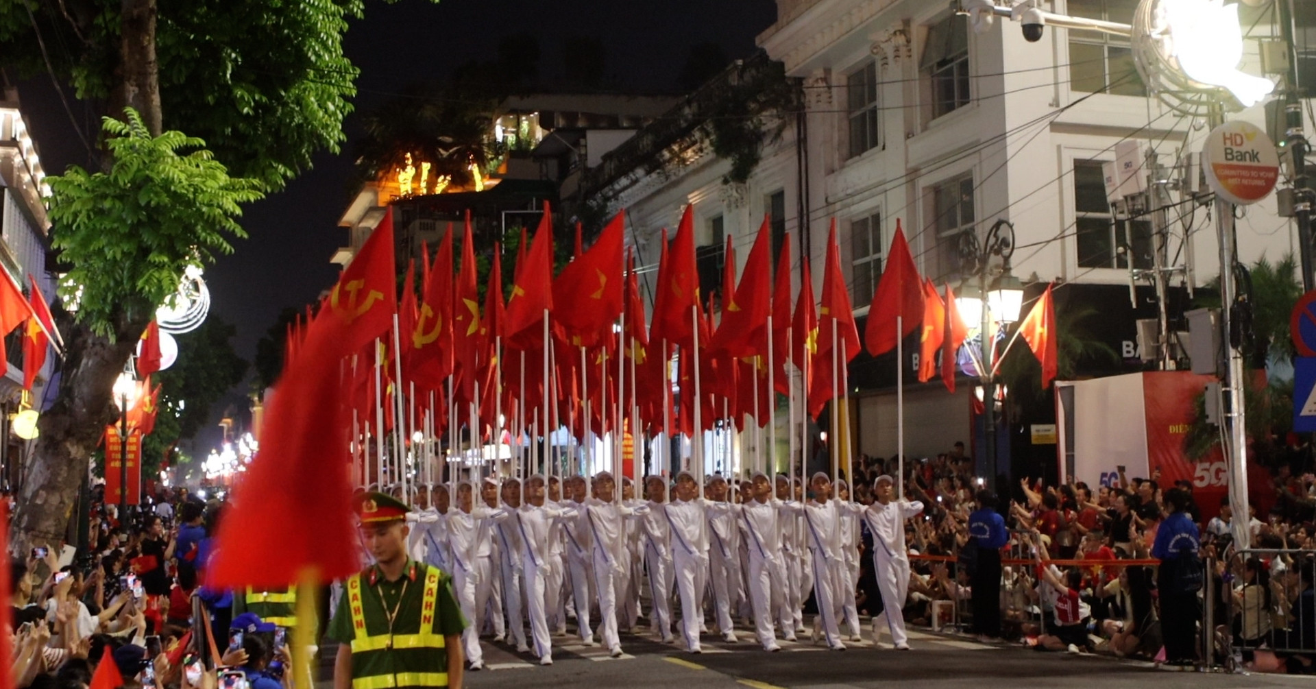 Gom rác sau sơ duyệt diễu binh, giới trẻ nhắc nhau yêu môi trường là yêu nước