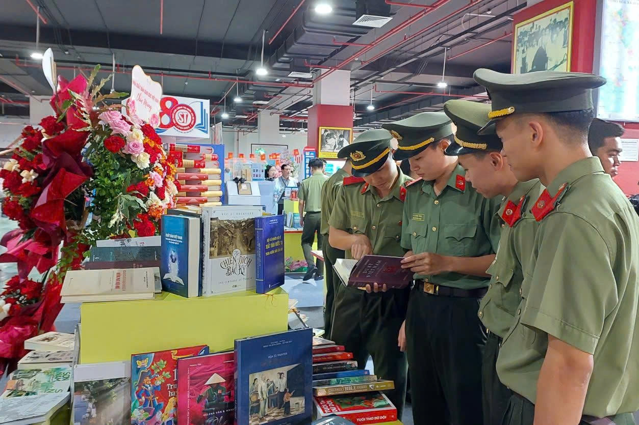 Hai cuốn sách đặc biệt về công an nhân dân và lịch sử Đảng Cộng sản Việt Nam