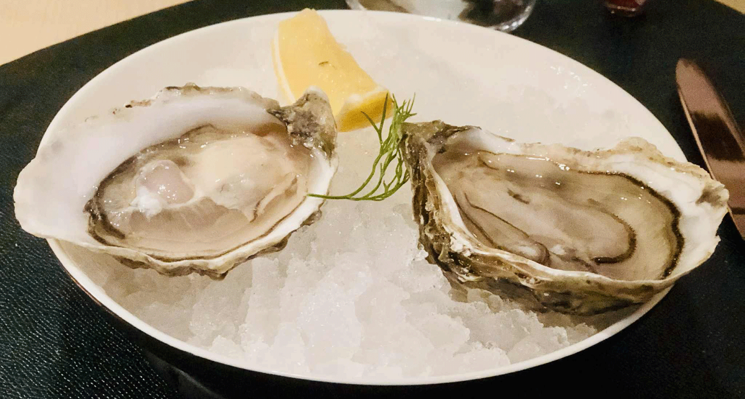 Hai người tử vong sau khi ăn hàu