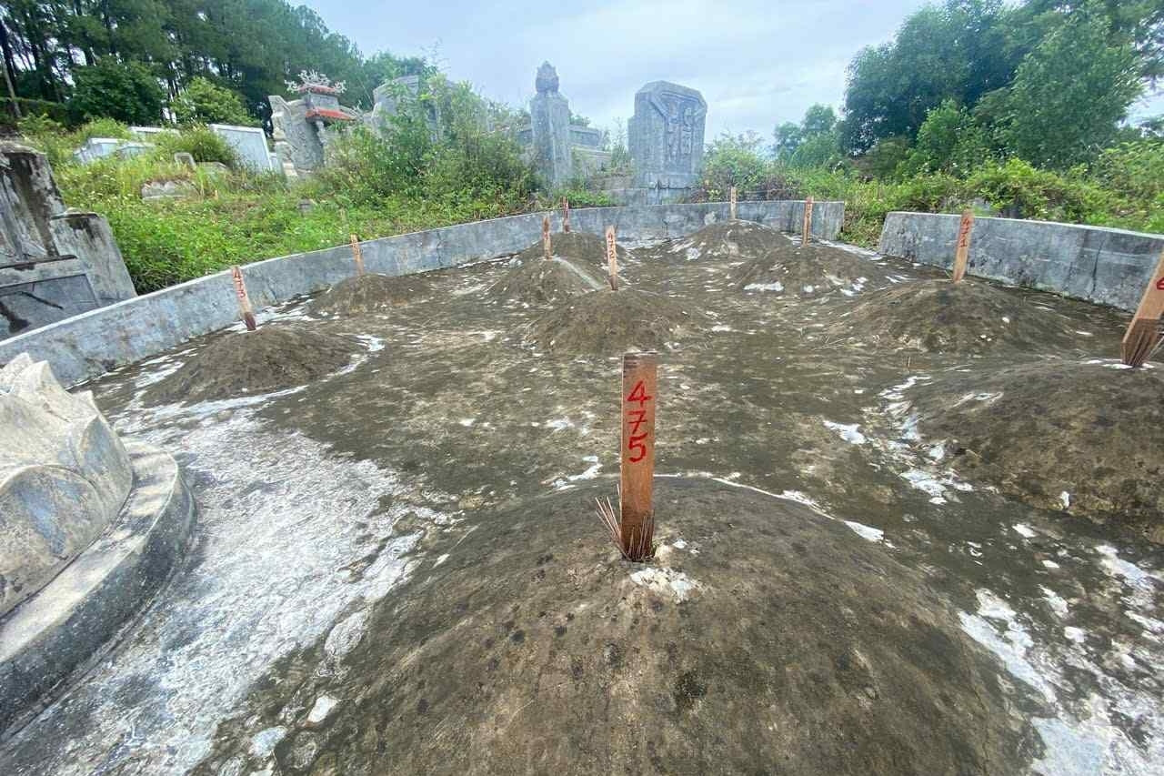 Hành vi đóng thẳng cọc gỗ lên hàng loạt ngôi mộ có vi phạm pháp luật?