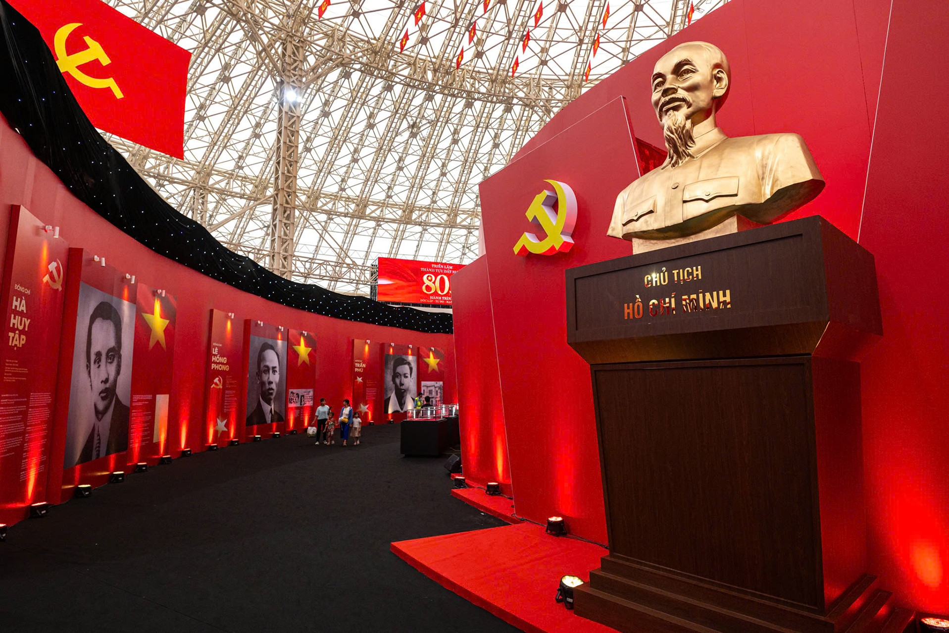 Hình ảnh Bác Hồ và các Tổng Bí thư tại triển lãm 95 năm Cờ Đảng soi đường