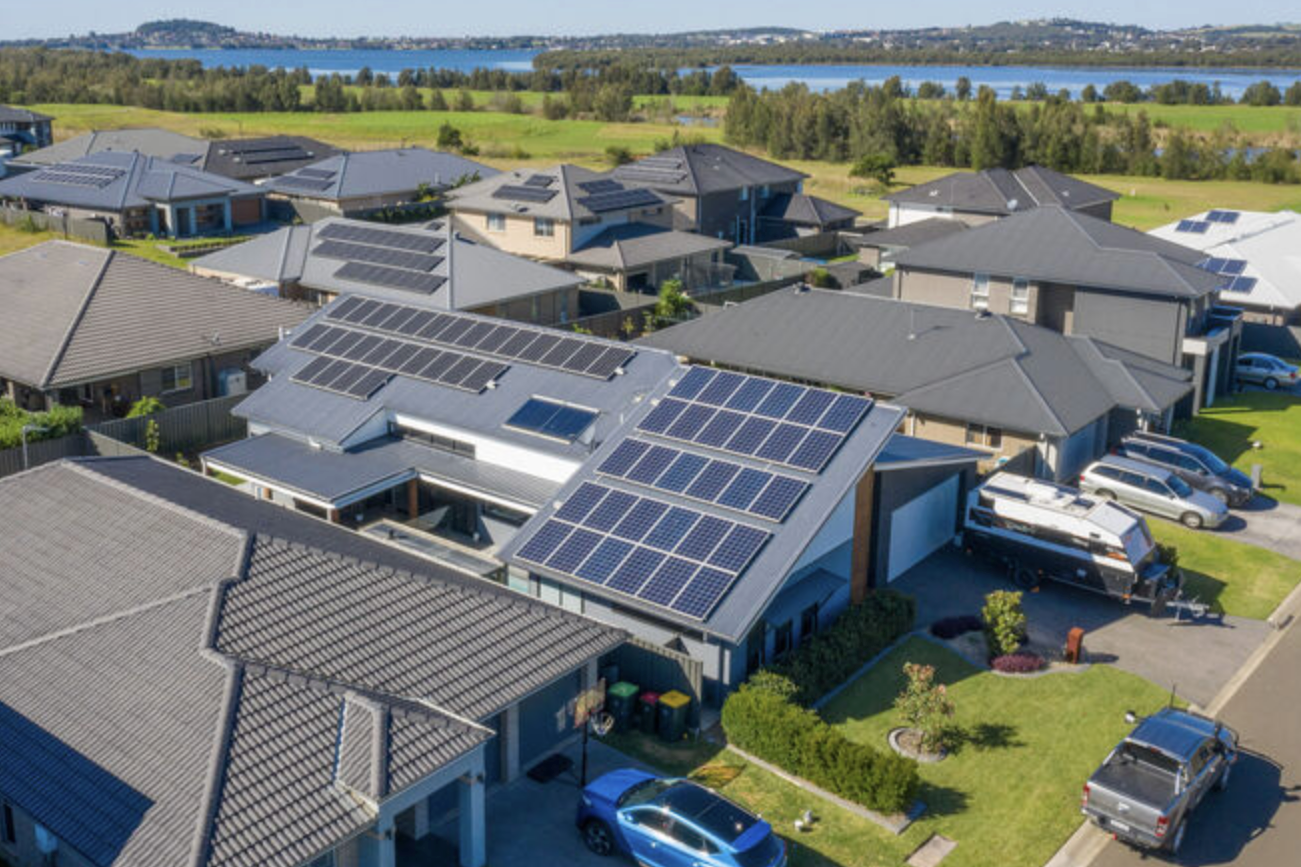 Lắp đặt điện mặt trời mái nhà: Cách hàng triệu gia đình bán điện dư thừa giá cao