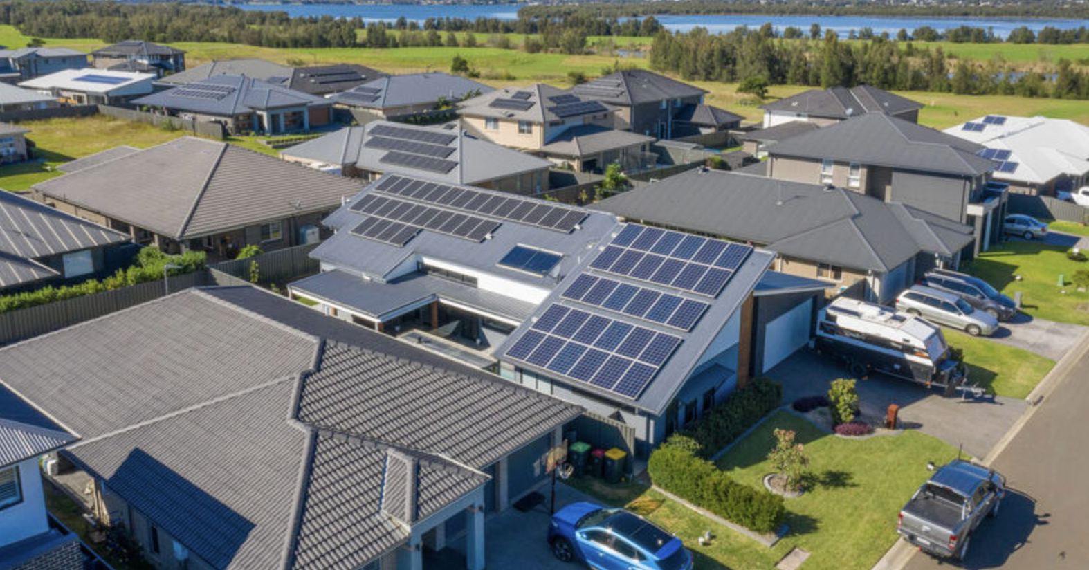 Lắp đặt điện mặt trời mái nhà: Cách hàng triệu gia đình bán điện dư thừa giá cao