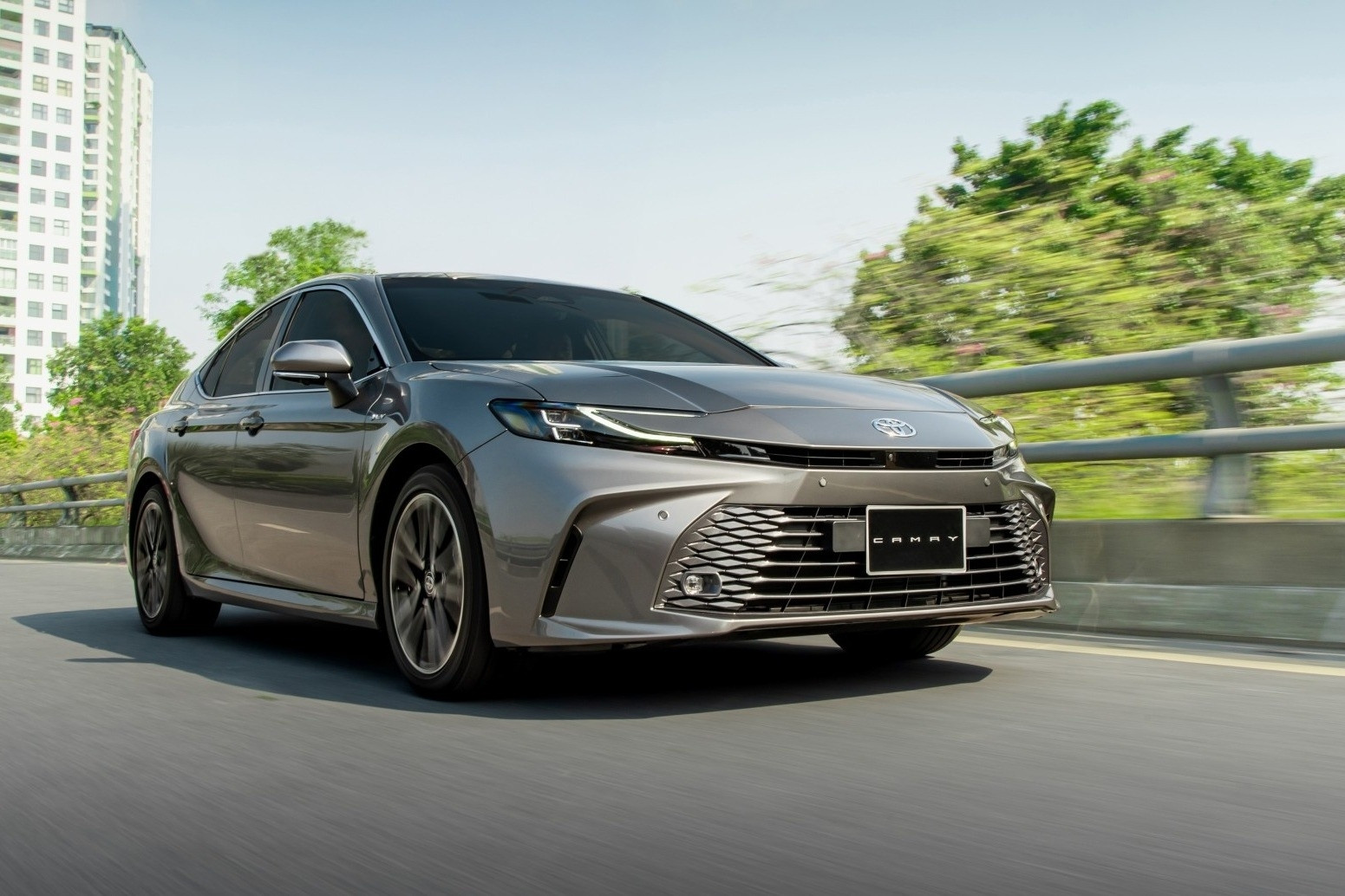 Loạt xe Toyota bất ngờ tăng giá, hãng lên tiếng giải thích