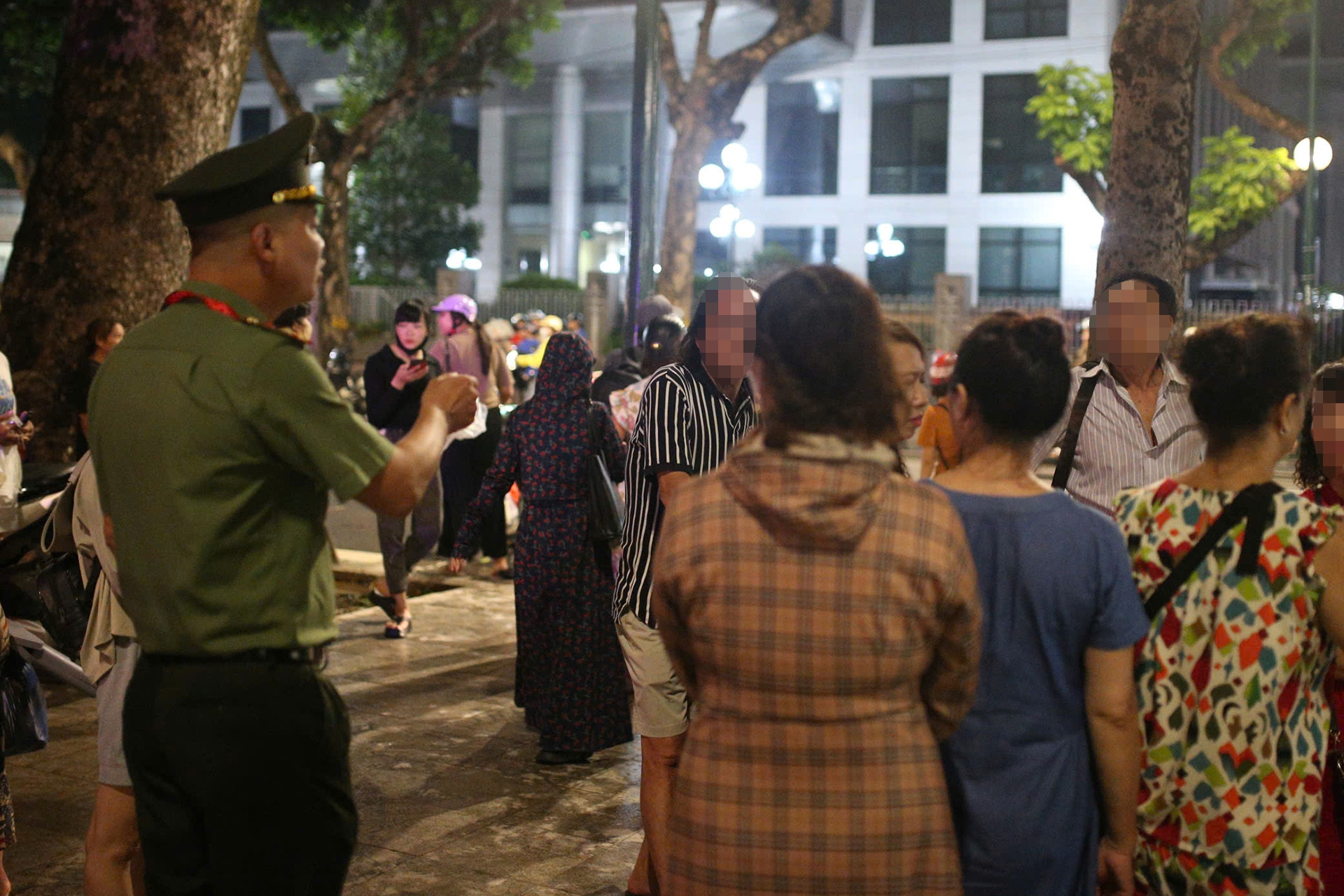 Lực lượng chức năng yêu cầu người dân không sớm giữ chỗ xem diễu binh