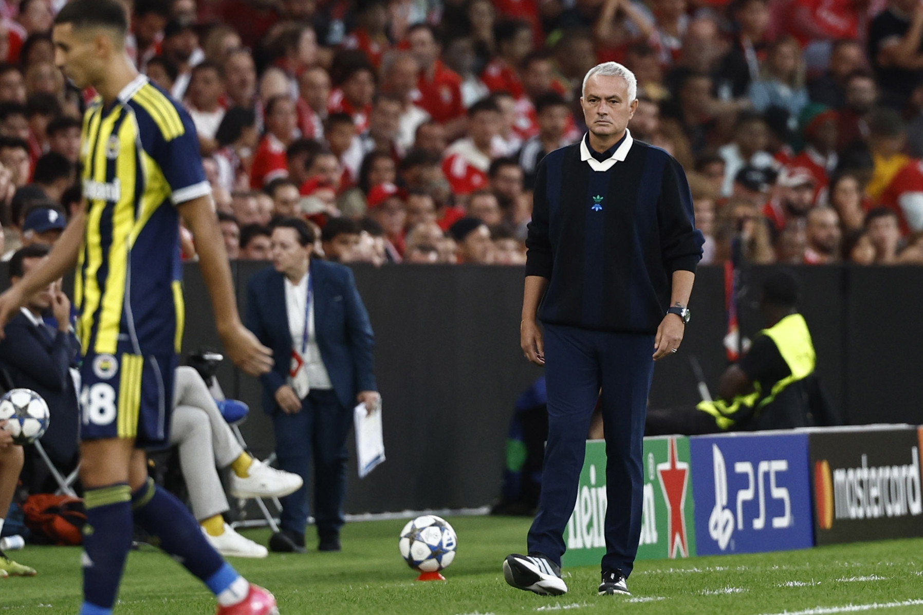 Mourinho bất lực, Fenerbahce bị Benfica hất văng khỏi Cúp C1