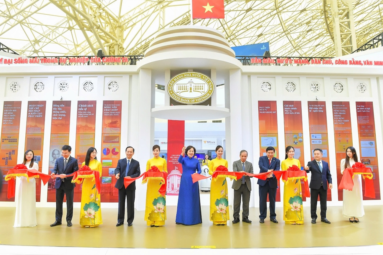 Ngắm bản đồ Việt Nam đặc biệt được tạo từ những đồng tiền đang lưu hành