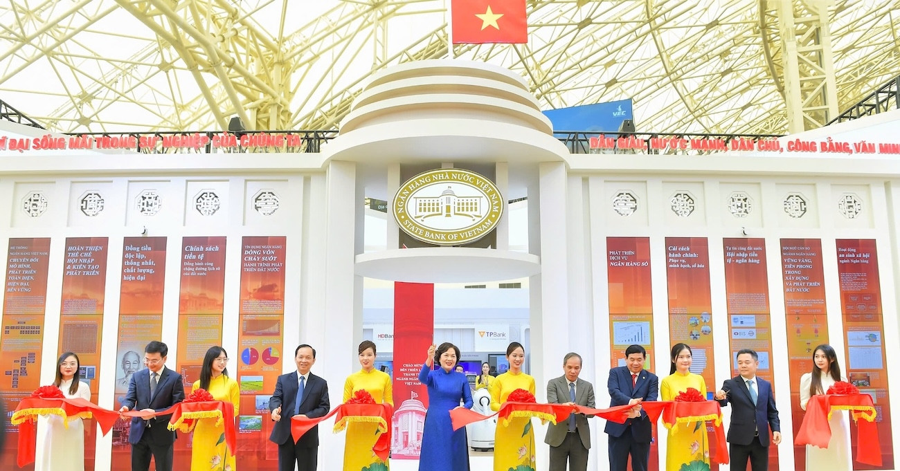 Ngắm bản đồ Việt Nam đặc biệt được tạo từ những đồng tiền đang lưu hành