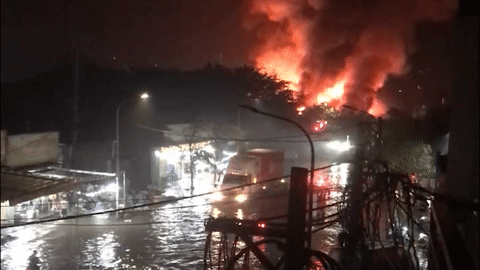 Nhà xưởng ngập sâu nửa mét bốc cháy dữ dội ở Hà Nội