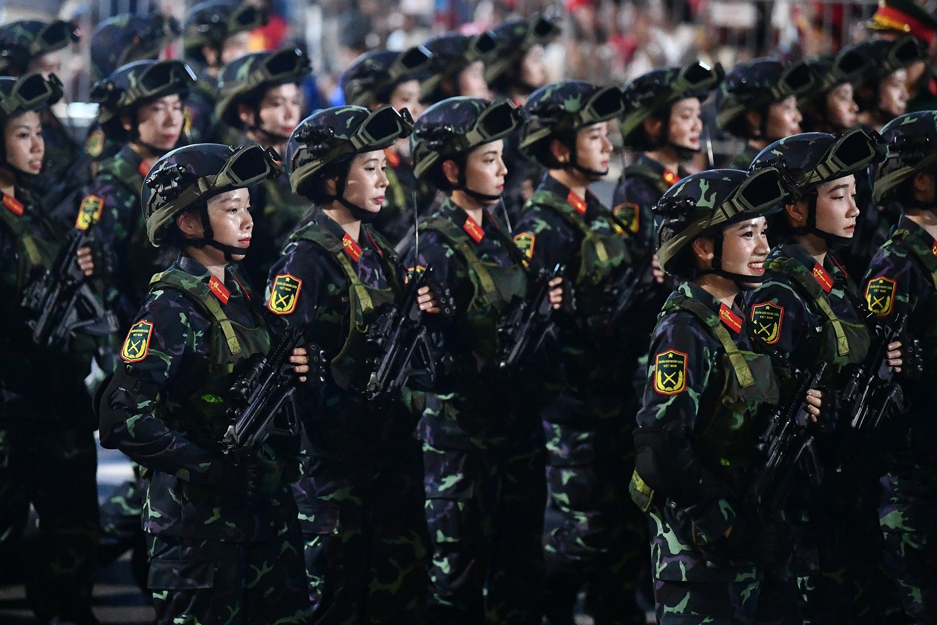 Những khối diễu binh thu hút người xem trên đường Hà Nội