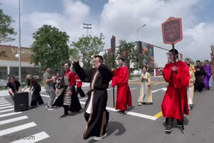 NSND Tự Long mặc cổ phục diễu hành giữa trời nắng gắt