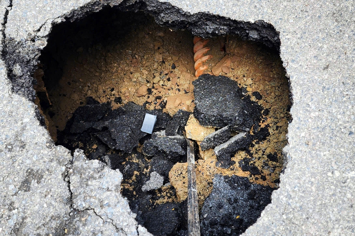 Ô tô bất ngờ ‘sụt hố’ trên phố Đội Cấn, Hà Nội