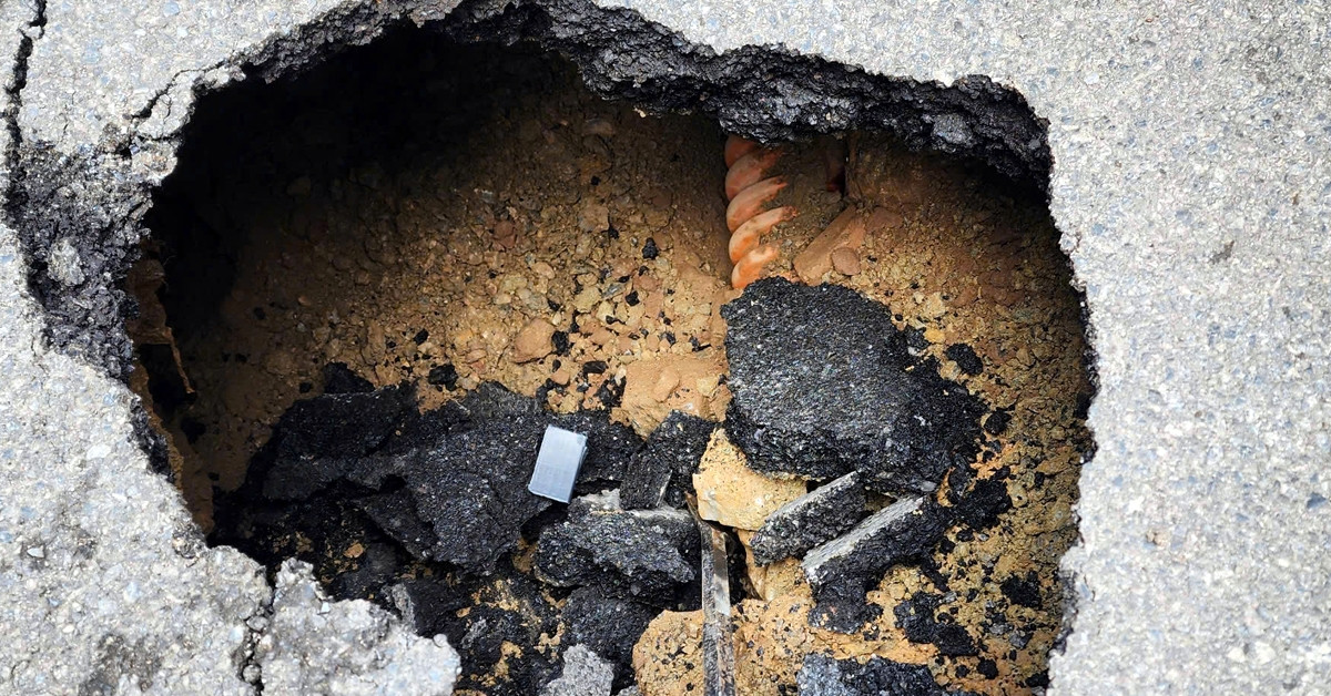 Ô tô bất ngờ ‘sụt hố’ trên phố Đội Cấn, Hà Nội