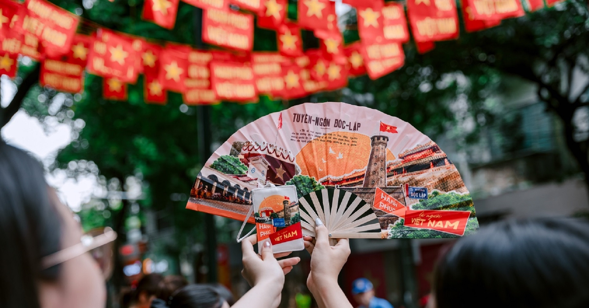 Phố phường đỏ rực cờ hoa: Photobooth SHB lan tỏa niềm vui trước thềm Quốc khánh