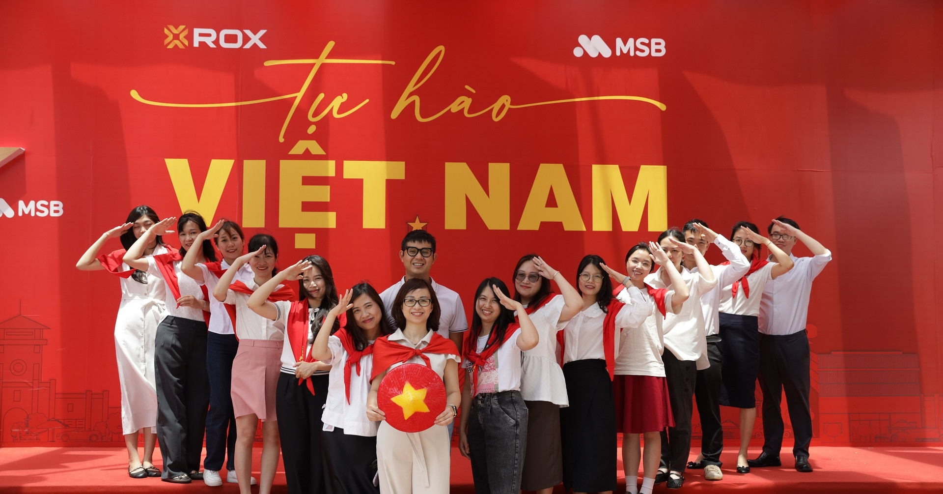 ROX Tower rực rỡ cờ hoa, lan tỏa tinh thần tự hào Việt Nam