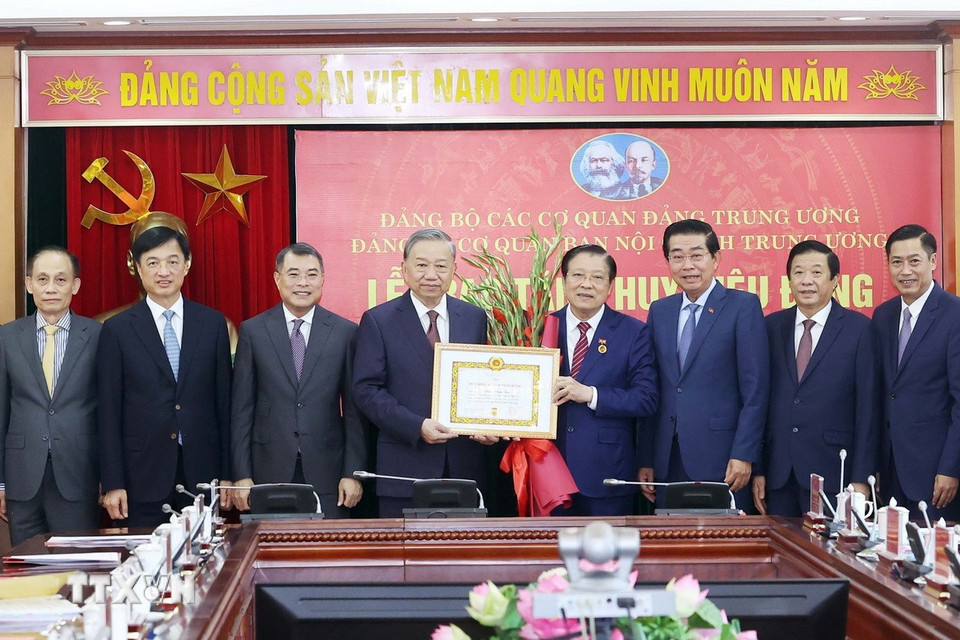 tong bi thu trao huy hieu dang 1.jpg