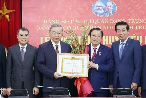 Trưởng Ban Nội chính Trung ương Phan Đình Trạc nhận huy hiệu 45 năm tuổi Đảng