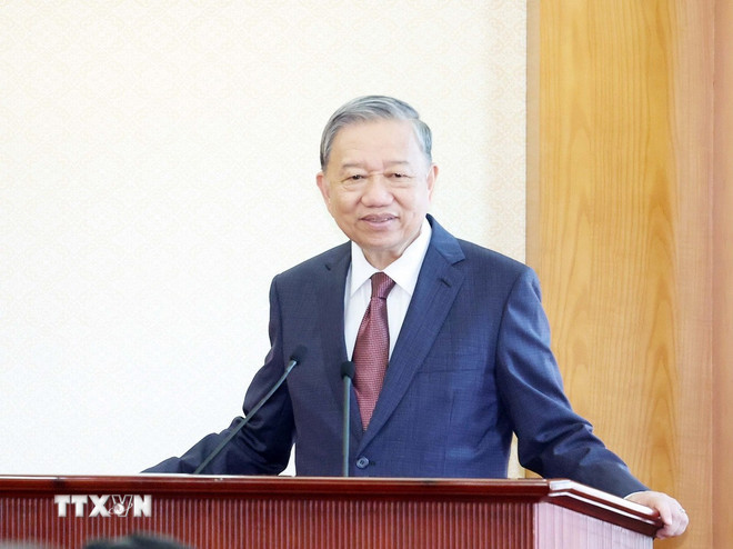 ttxvn-tong-bi-thu-trao-huy-hieu-dang-4.jpg