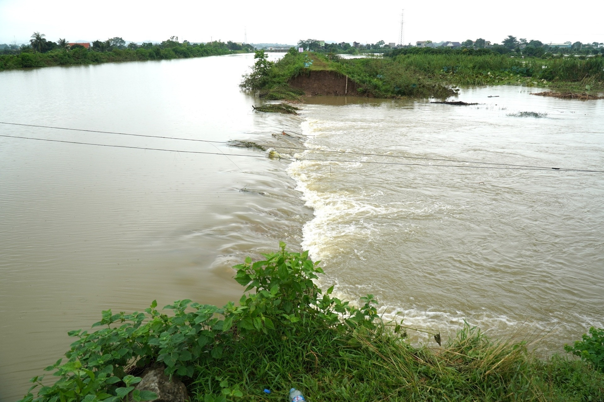 Vỡ kênh ở Thanh Hóa