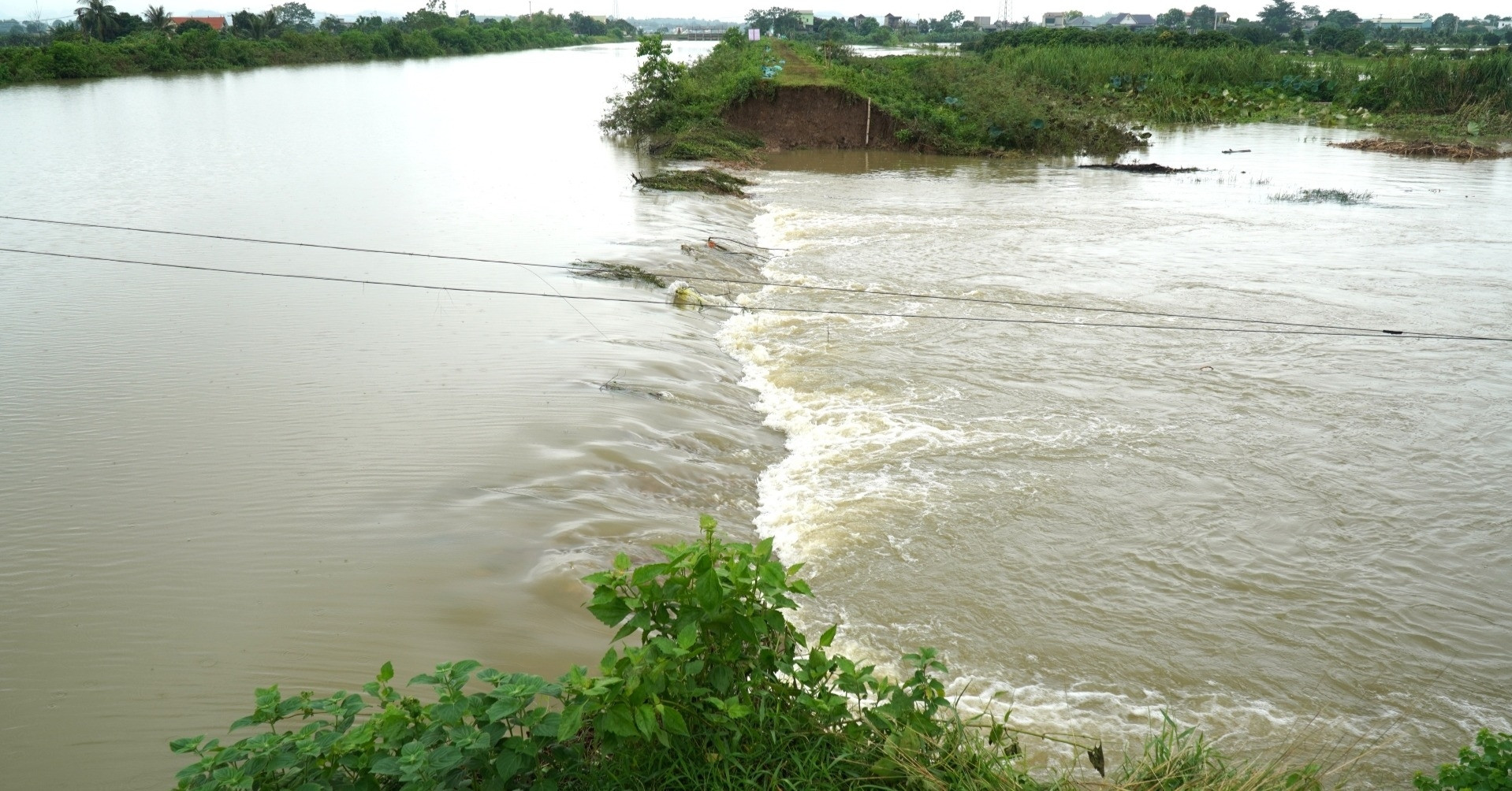 Vỡ kênh ở Thanh Hóa