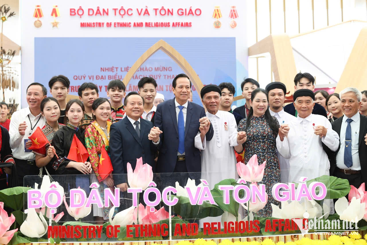 W-Bo truong tham gian hang.jpg