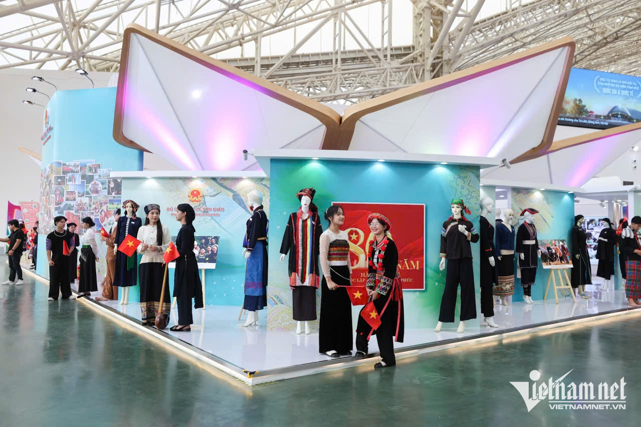 W-Trinh dien trang phuc truyen thong.jpg