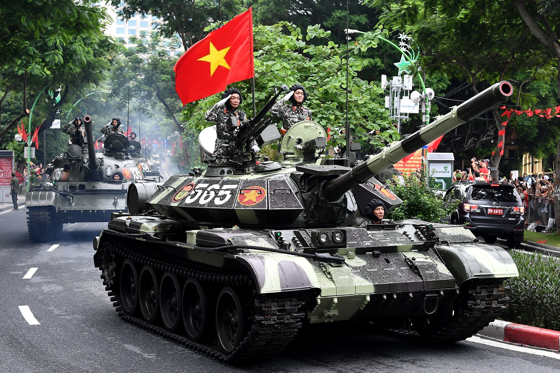 Xe pháo, bọc thép hùng dũng trên các ngả đường trung tâm Thủ đô