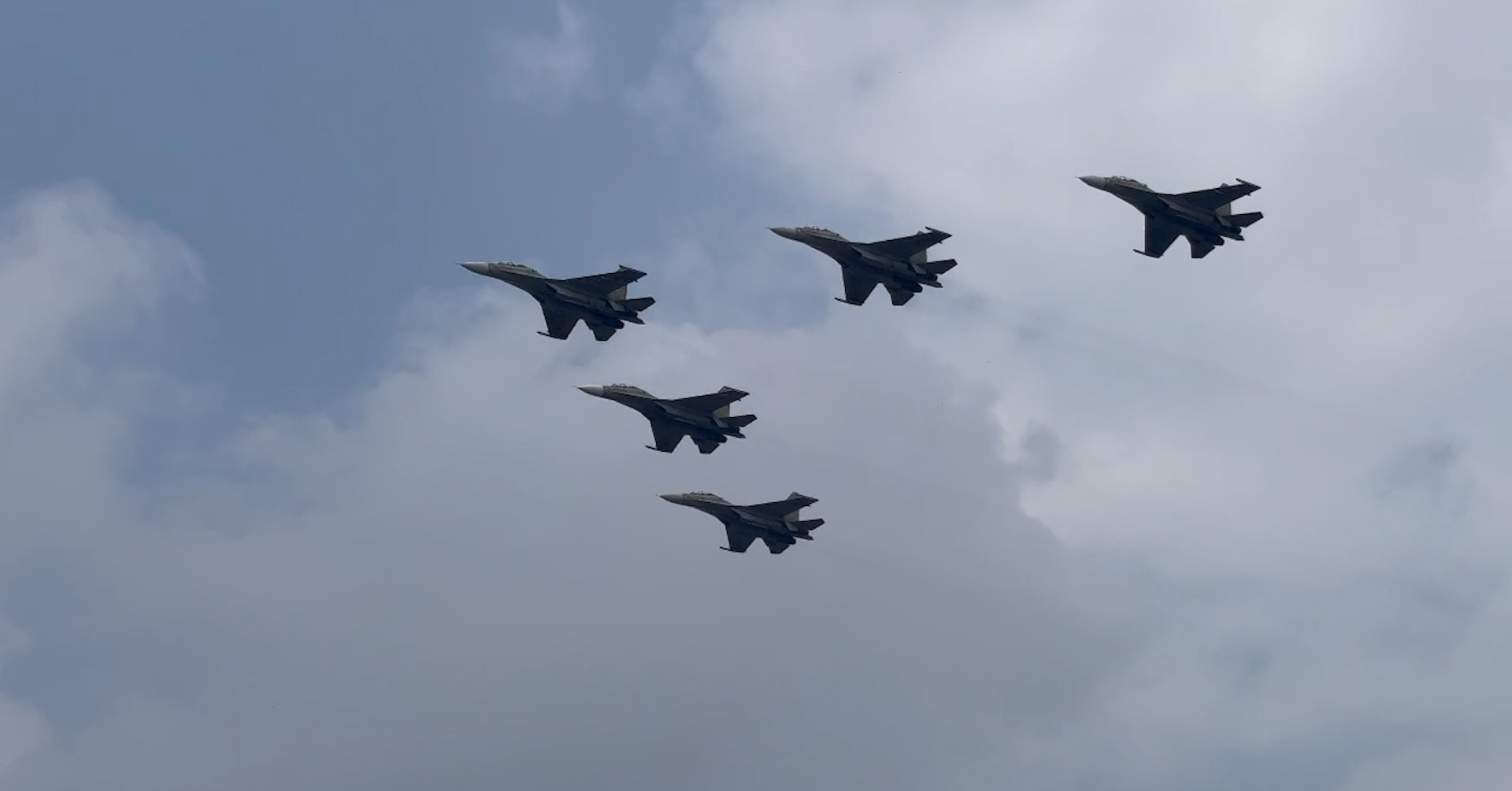 Xem dàn chiến đấu cơ uy lực của Không quân trình diễn trên Quảng trường Ba Đình