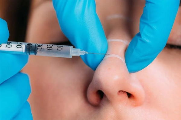 2 người phụ nữ trẻ liệt hoàn toàn sau mũi tiêm làm đẹp