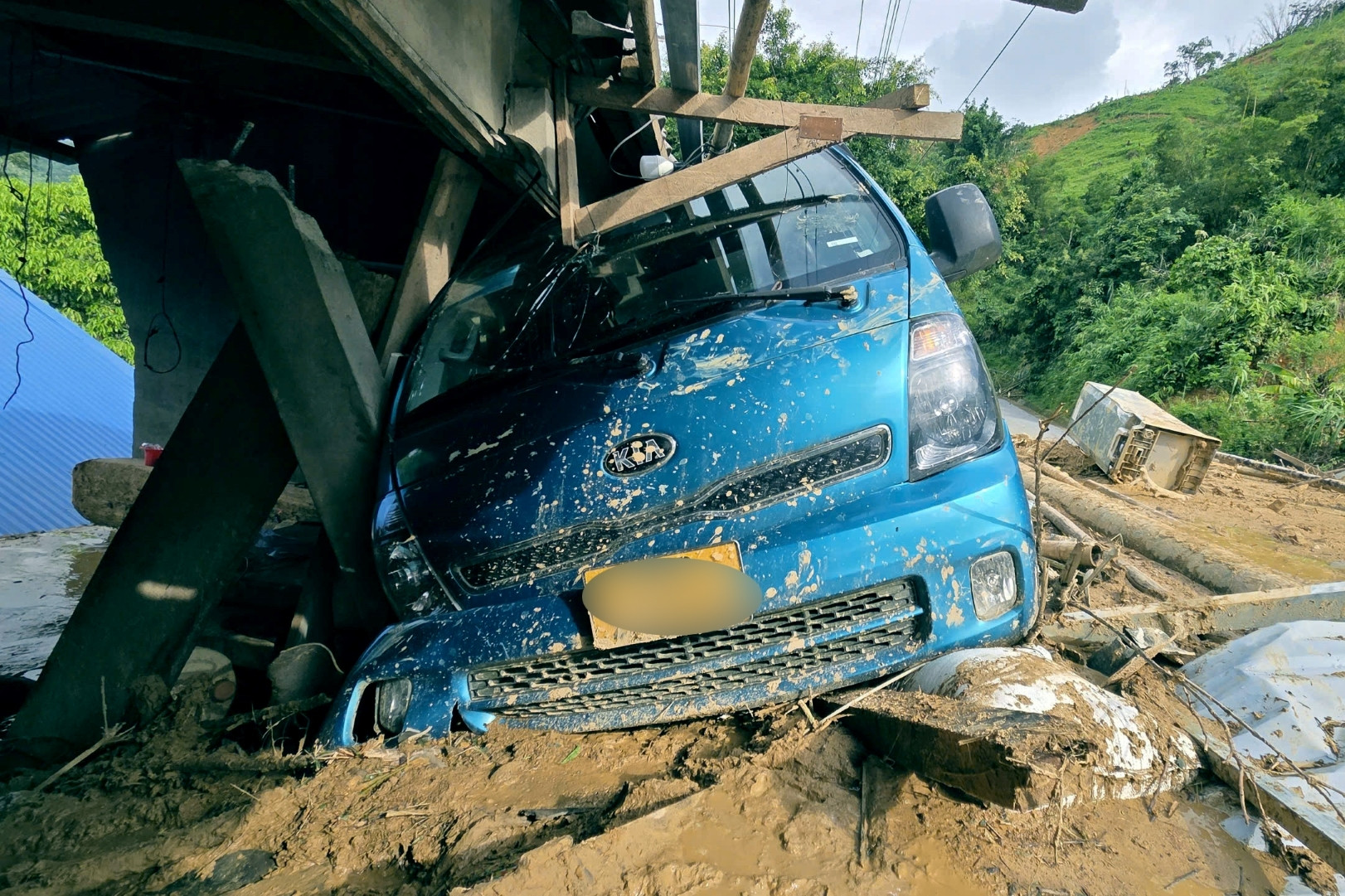 30 phút lũ quét kinh hoàng tràn qua, hàng chục người mất nhà