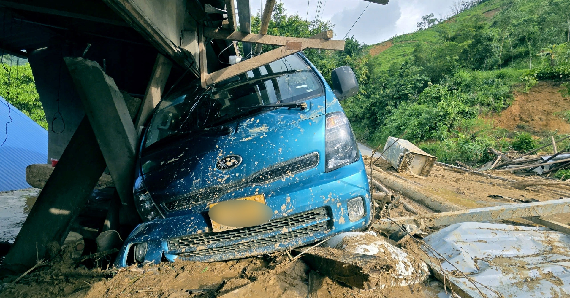 30 phút lũ quét kinh hoàng tràn qua, hàng chục người mất nhà