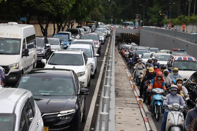 Về quê nghỉ lễ 2/9, ngàn người 'chôn chân' ở cửa ngõ TPHCM