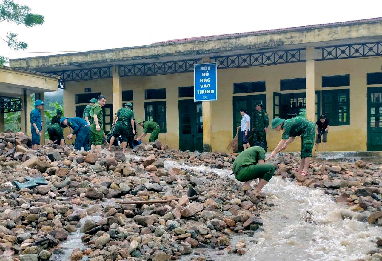 a3Tổng dọn vệ sinh trường học sau bão số 5.jpg