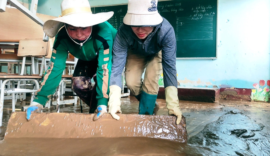 a4Tổng dọn vệ sinh trường học sau bão số 5.jpg