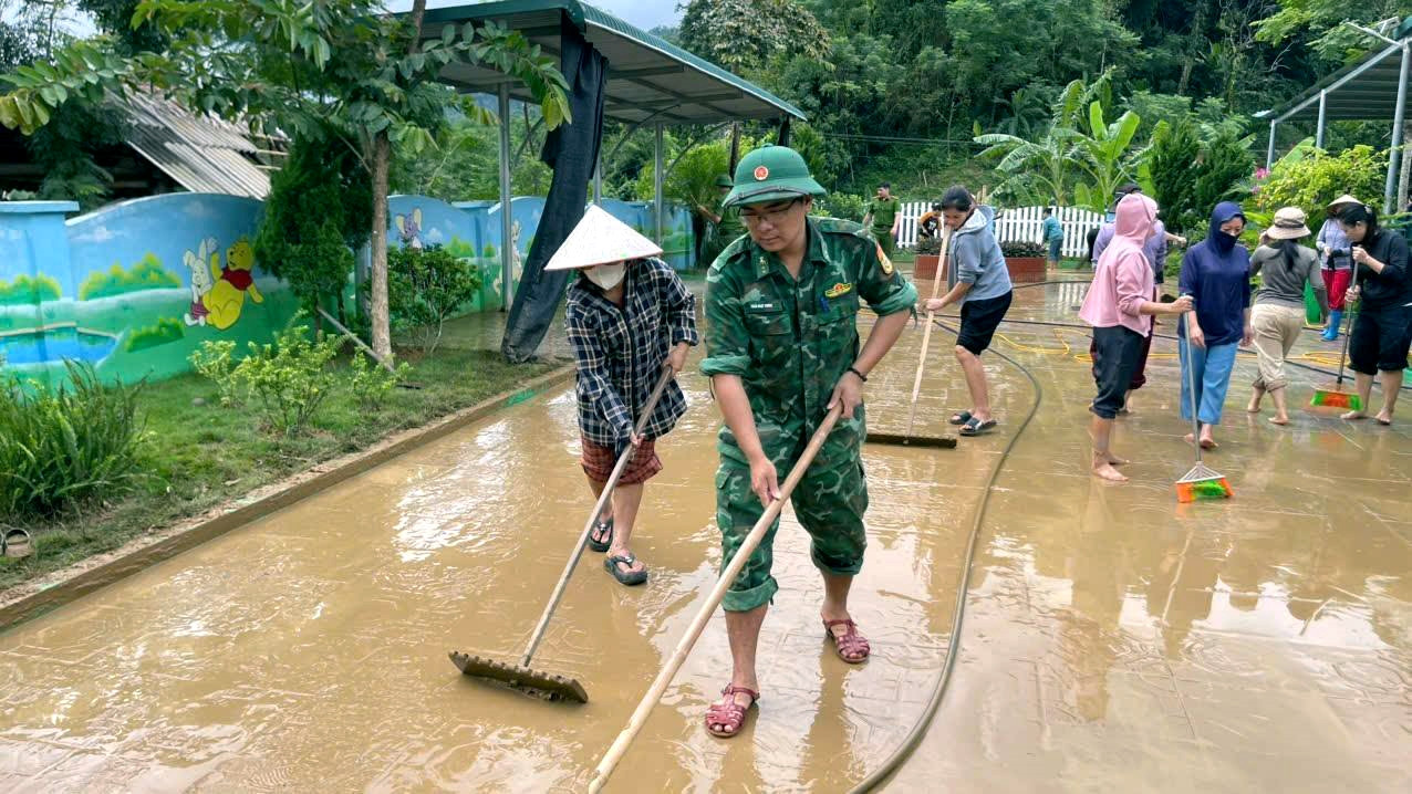 a6Tổng dọn vệ sinh trường học sau bão số 5.jpg