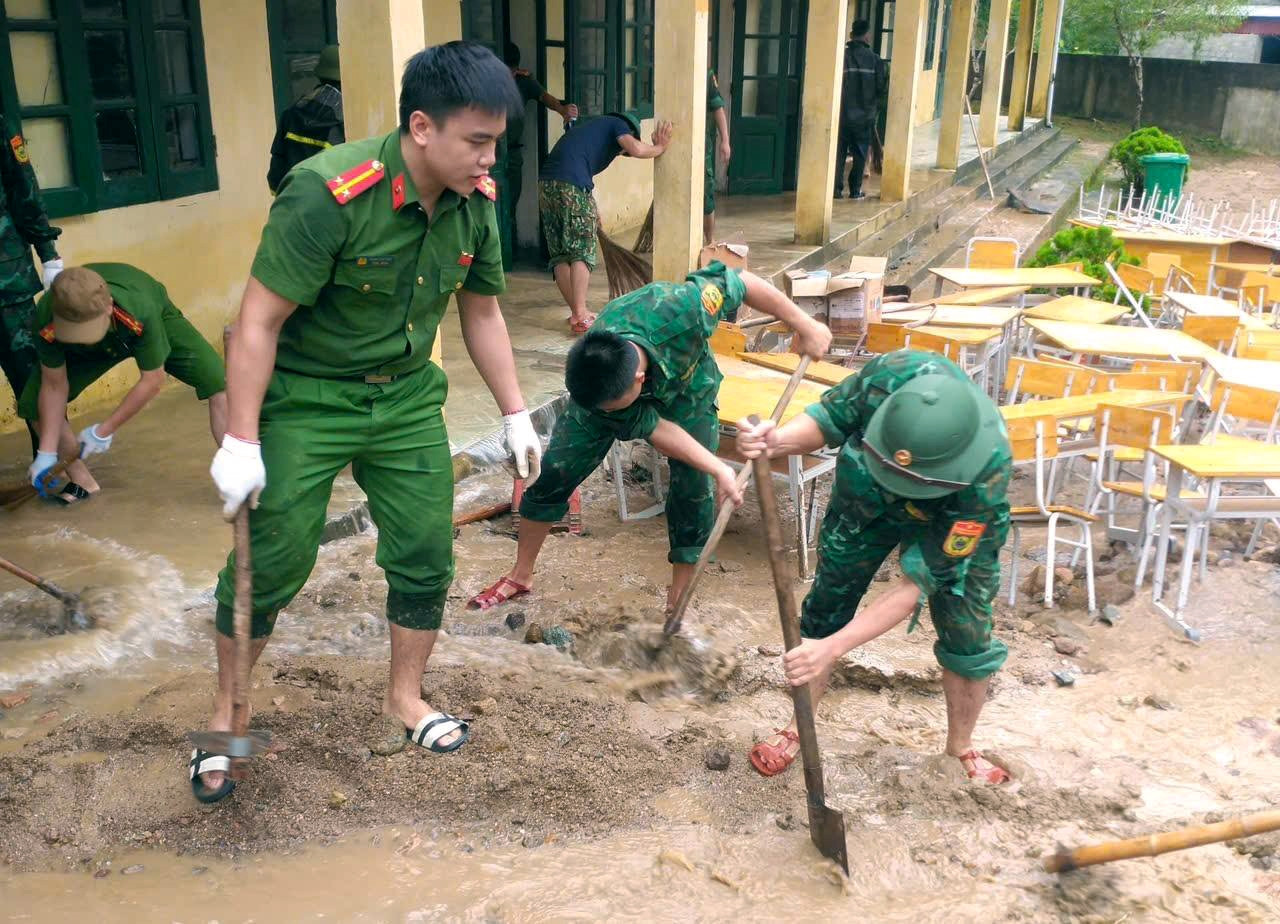 a8Tổng dọn vệ sinh trường học sau bão số 5.jpg