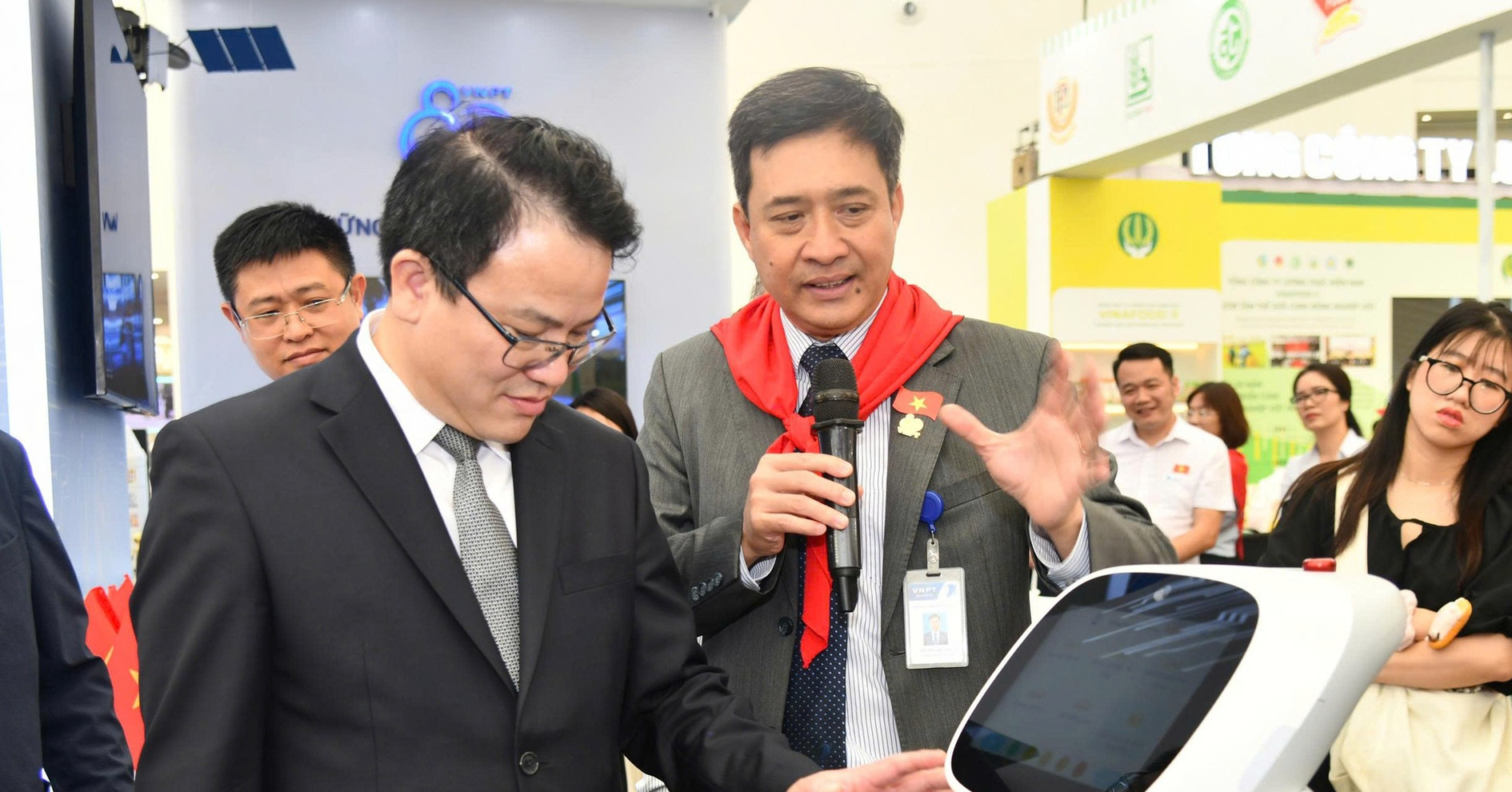 Ấn tượng với loạt giải pháp AI của người Việt tại Triển lãm thành tựu đất nước