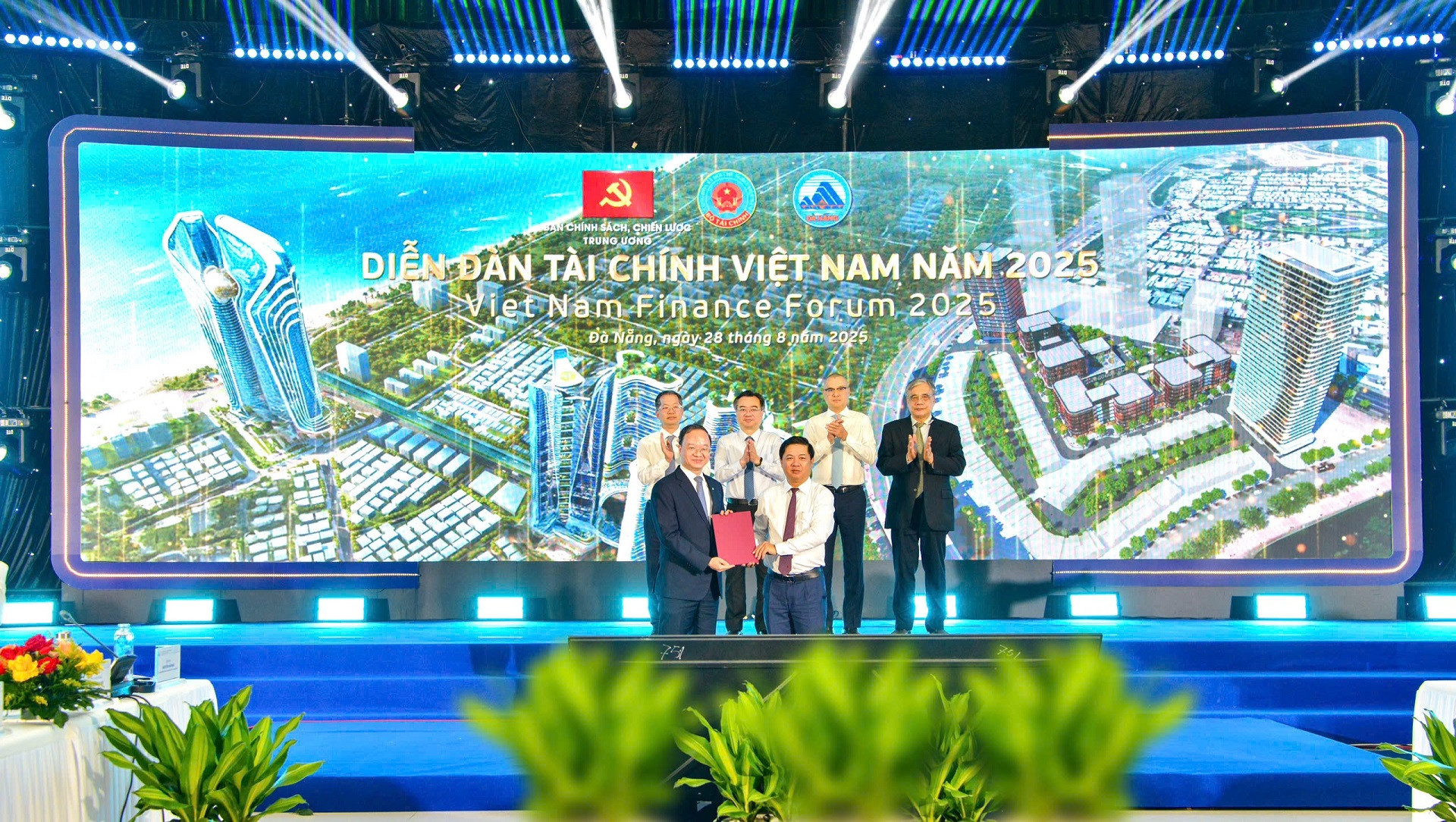 Anh 1 _VCB va UBND TP Da Nang hop tac phat trien dich vu tai TT Tai chinh Quoc te VN (1) (1).jpg