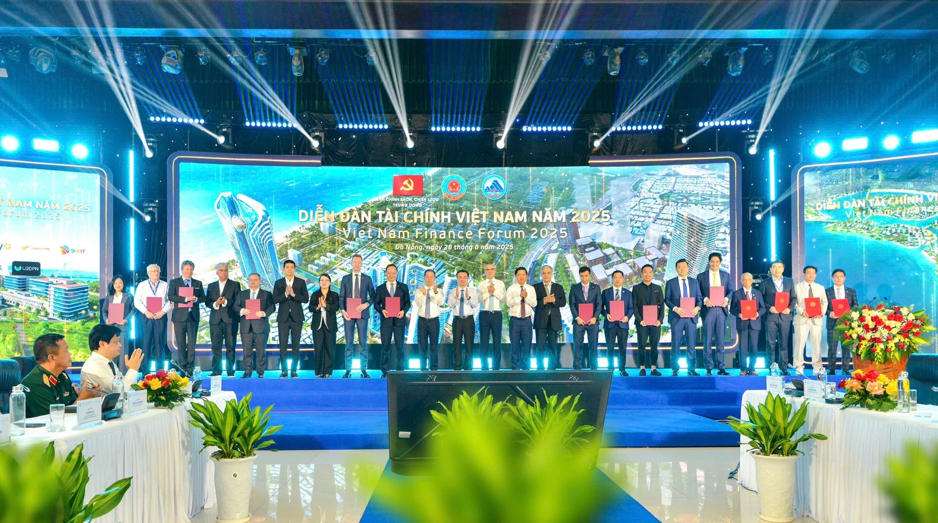 ANH 3_VCB va UBND TP Da Nang hop tac phat trien dich vu tai TT Tai chinh Quoc te VN (3).jpg