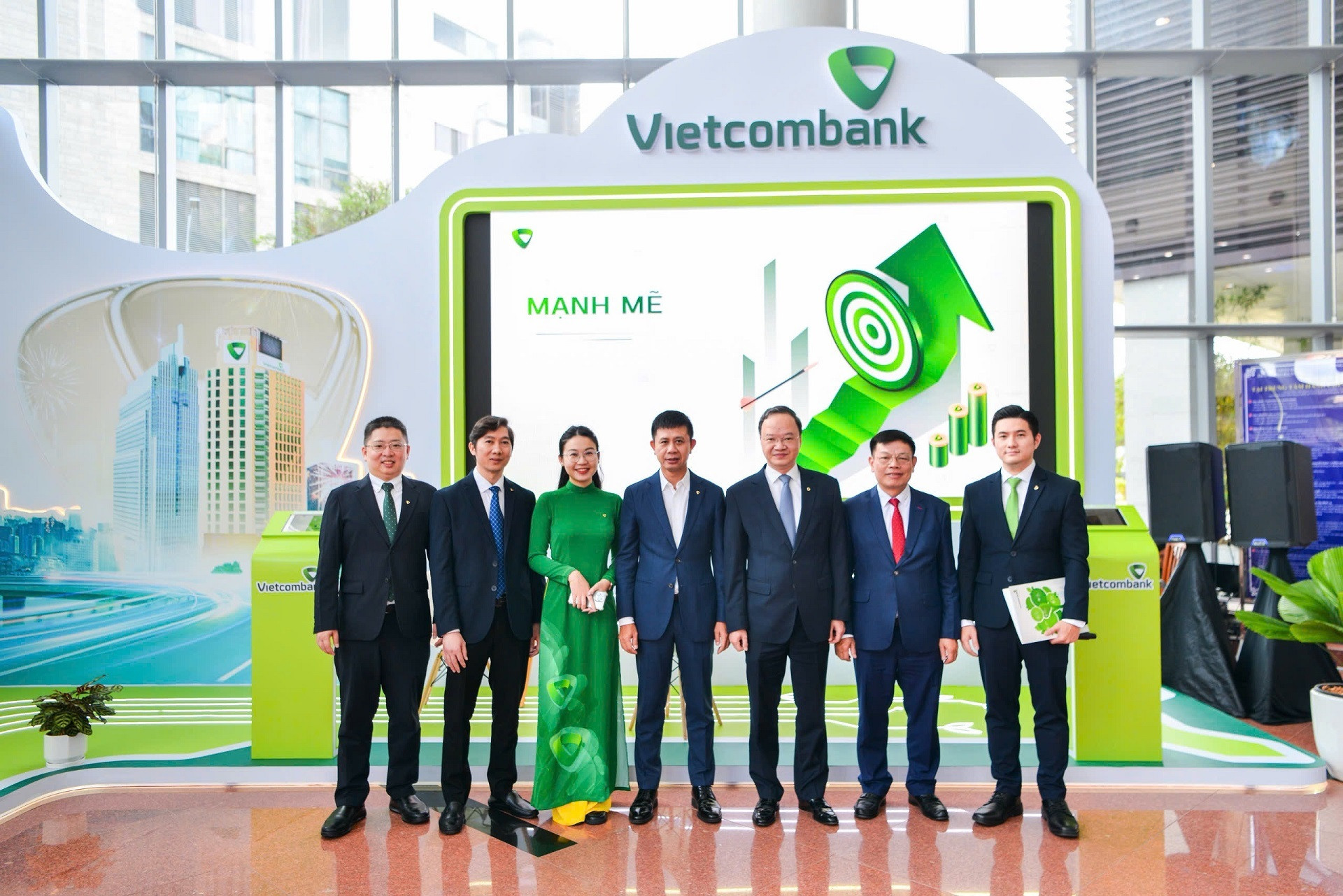 ANH 6_VCB va UBND TP Da Nang hop tac phat trien dich vu tai TT Tai chinh Quoc te VN (6).jpg