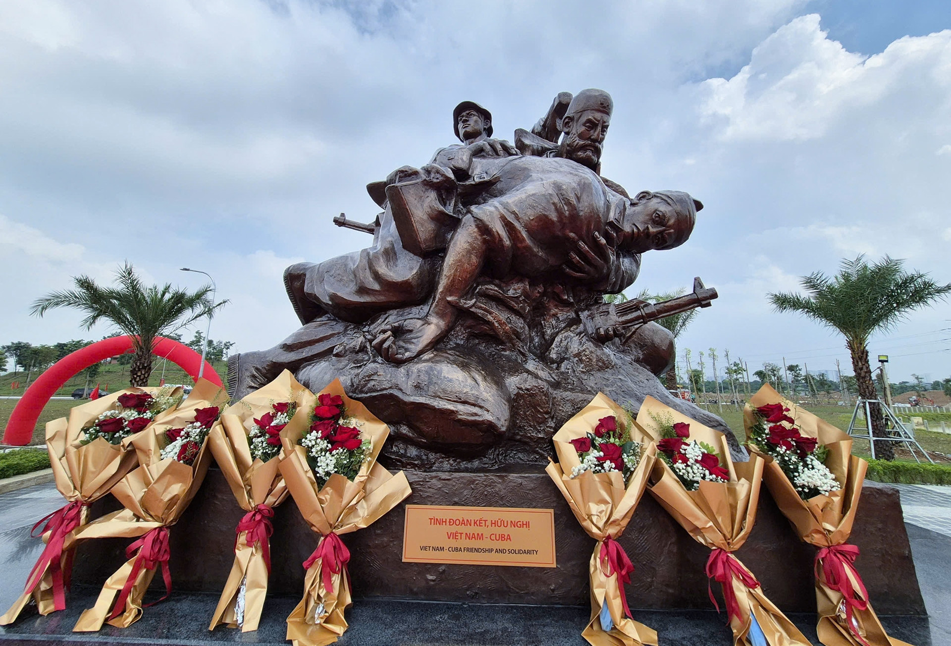 Bộ Quốc phòng gắn biển cụm tượng chuyên gia Liên Xô, Cuba